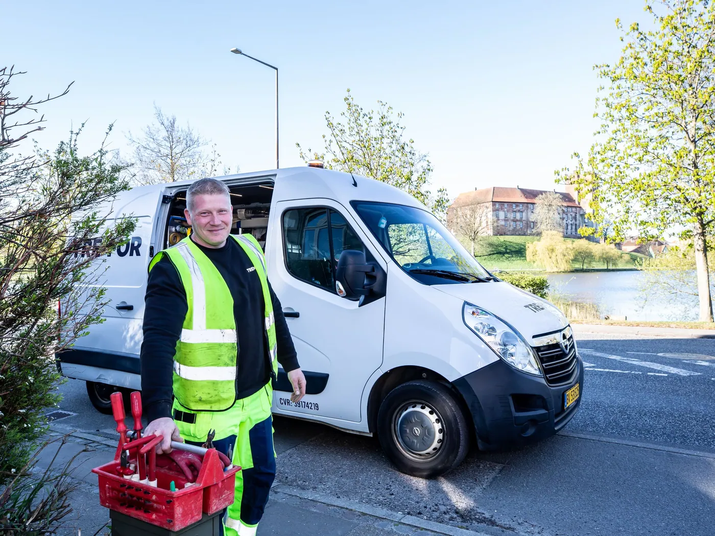 Technicien devant son utilitaire
