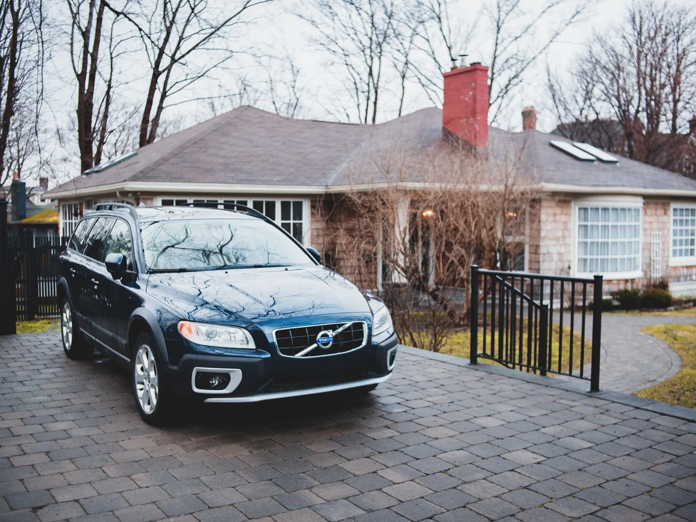 Voiture garée devant une maison