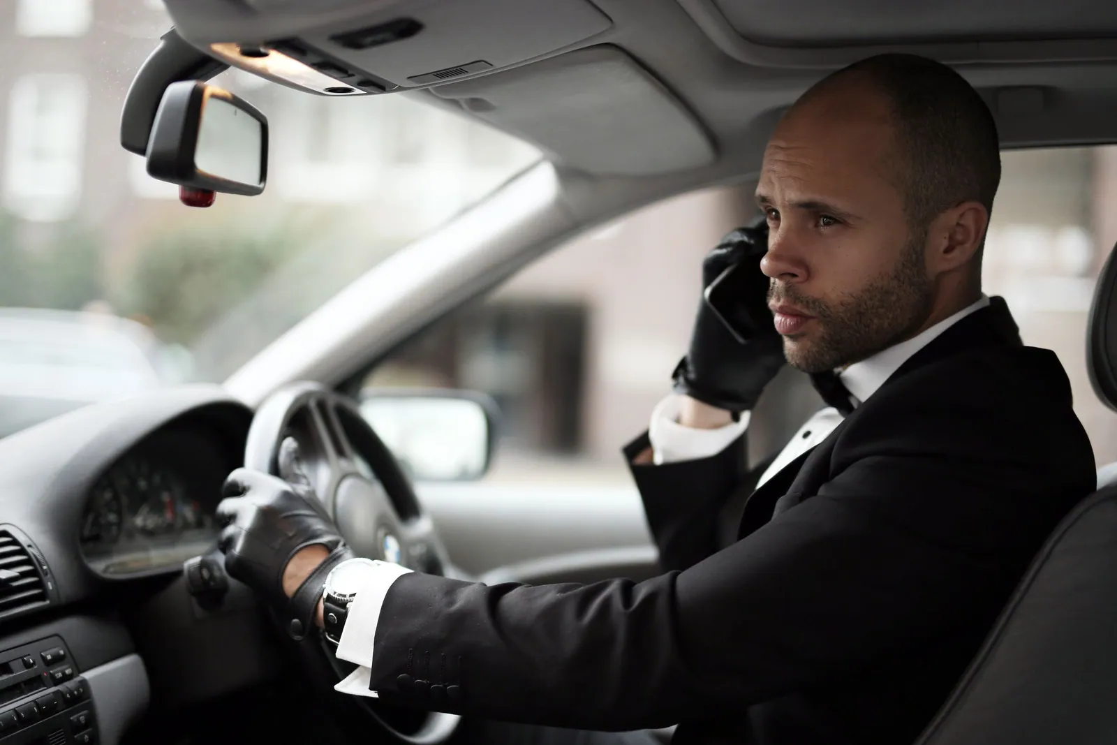 Commercial au volant entre deux rendez-vous