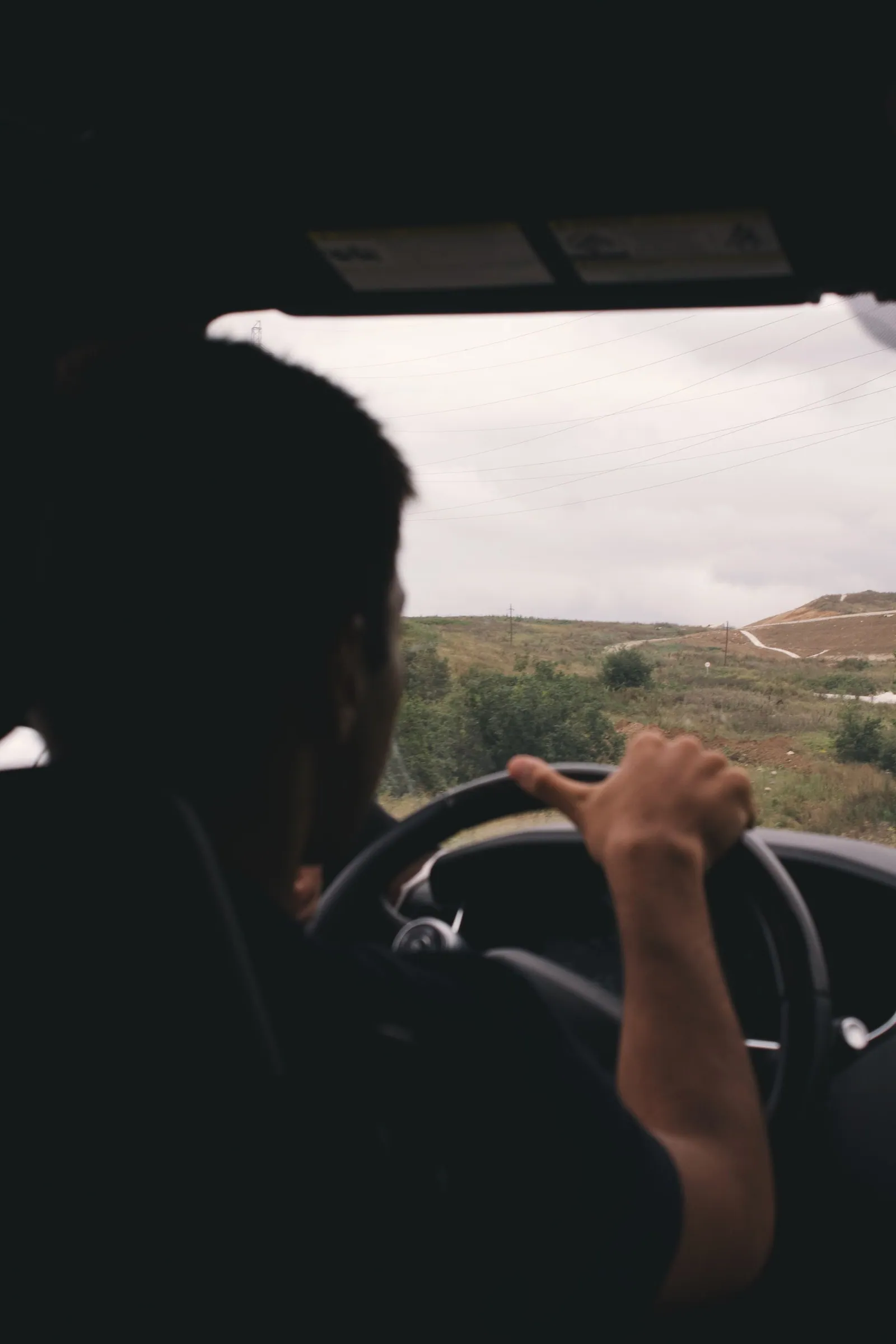 Conducteur sur une route de campagne